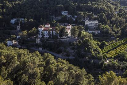 El sanatorio de Fontilles se encuentra ubicado en mitad de un valle plagado de fuentes, riachuelos y espesas arboledas, casi sin cobertura telefónica. Ocupa 73 hectáreas de monte y más de una treintena de edificios. Es la última leprosería de Europa, un complejo en su día destinado exclusivamente a tratar esta enfermedad maldita y que llego a contar en los siglos VII y VIII con 20.000 centros repartidos por todo el continente.