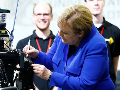 Angela Merkel firma un robot de rescate en una demostración en la Universidad de Darmstadt (Alemania).