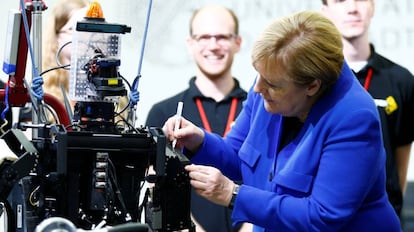 Angela Merkel firma un robot de rescate en una demostración en la Universidad de Darmstadt (Alemania).