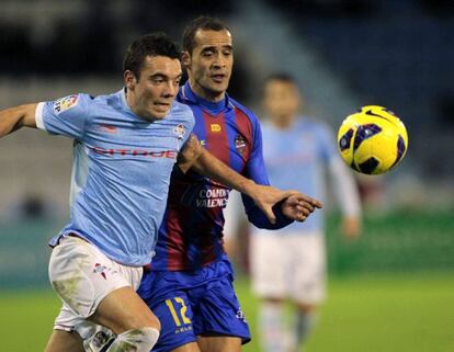 Juanfran lucha la pelota con Iago Aspas