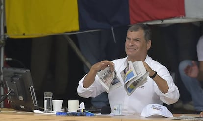 Rafael Correa rompe un periódico, el pasado sábado.
