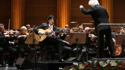 El guitarrista Juan Manuel Cañizares, la Filarmónica de Berlín y Simon Rattle (de espaldas) en el Teatro Real.