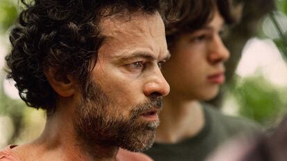 Romain Duris y Paul Kircher, en 'El reino animal'.