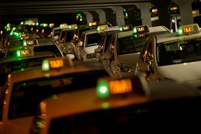 Colas de taxis en el aeropuerto de Barajas (Madrid).