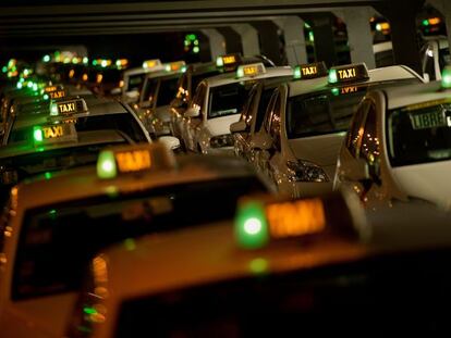 Colas de taxis en el aeropuerto de Barajas (Madrid).