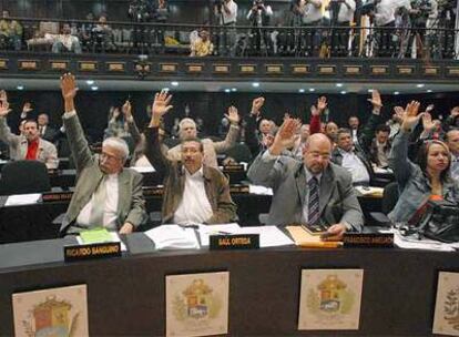 Miembros del Parlamento votan ayer el proyecto de Ley Habilitante.