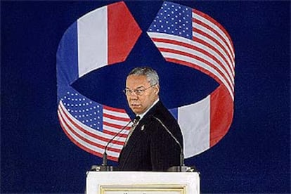 Colin Powell, en un momento de su conferencia de prensa, ayer en París.