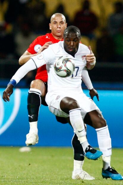 Wael Gomaa de Egipto lucha por el balón con el jugador de Estados Unidos, Jozy Altidore durante la Copa de las Confederaciones.