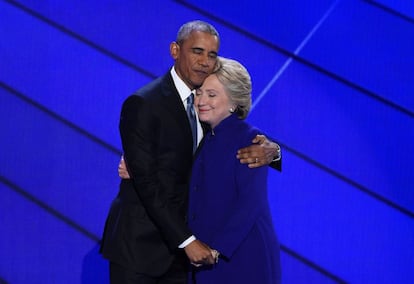 O presidente dos EUA, Barack Obama, e a candidata democrata à presidência Hillary Clinton se abraçam no palco da Convenção Democrata em Filadélfia, Pensilvânia (EUA),