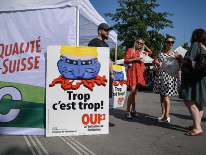 Militantes de la derecha nacionalista suiza junto a un cartel de la campaña para frenar la inmigración, el 13 de septiembre en Ginebra.