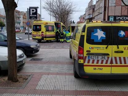 Ambulancias del SUMMA112 desplazadas para atender a la mujer apuñalada en Torrejón, este martes.