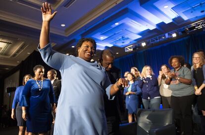 La candidata demócrata Stacey Abrams abandona el escenario tras su discurso, el 6 de noviembre de 2018, en Atlanta.  