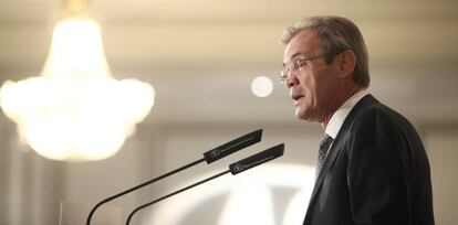 El presidente de CaixaBank, Jordi Gual, durante su intervención en la tribuna Fórum Europa, en Madrid. Óscar Cañas. Europa Press