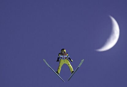 El japonés Noriaki Kasai salta frente a la luna durante la Copa Mundial de Saltos de Esquí de las FIS en Klingenthal (Alemania), el 4 de diciembre de 2016.