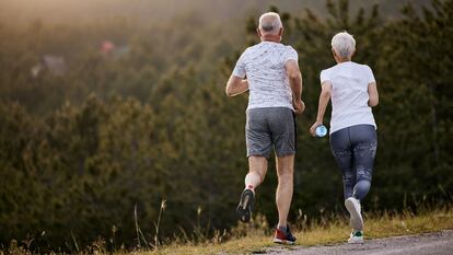 La práctica regular de ejercicio físico se asocia a un perfil lipídico saludable y a un menor riesgo de arteriopatía coronaria y mortalidad cardiovascular. A partir de los 65 años resulta decisiva.