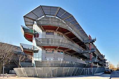 Con una estética industrial más propia de un avión que de un edificio residencial, las viviendas Nemausus de Jean Nouvel favorecen el contacto con el exterior y la interacción entre vecinos.