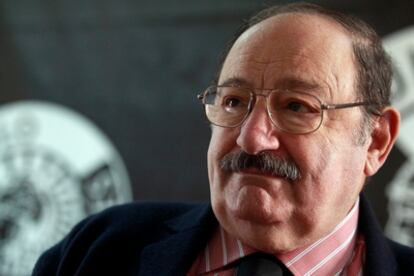 El escritor Umberto Eco, durante la presentación de su última novela "El cementerio de Praga", en Madrid en 2010