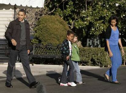 Barack Obama, su esposa Michelle, su hija Sasha y una amiga de ésta, en la Casa Blanca.