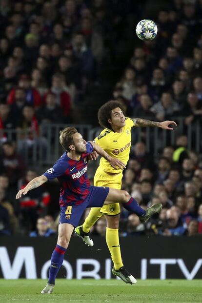 Rakitic y Witsel luchan por el esférico. 