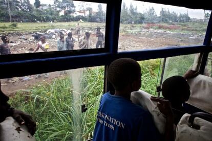 Los niños corren hacia el autobús que les llevará a su nuevo hogar, Ndugu Mdogo. Se esconden tras los asientos, gritan, saltan, hay sonrisas y alaridos de alegría... pero también hay un sentimiento de pena y amargura porque solo hay espacio para 13 menores ya que las organizaciones no cuentan con recursos económicos ni con infraestructura suficiente para rescatar a más. Aquellos que se quedan atrás son más que amigos y, para muchos de estos menores, la única familia que han tenido. Decir adiós no resulta fácil. Bajo la atenta mirada de los que se quedan en la calle, el autobús parte en busca de aquellos jóvenes que han sido seleccionados para ir a Ndugu Mdogo.