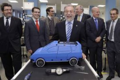 El rector de la Universidad de Valladolid, Marcos Sacristán (centro), junto al responsable de la Escuela Lean de Renault Consulting, Carlos Vallejo (2 izq.), y el director general de Reanult Consulting, Antonio J. Fernández (3 izq.).