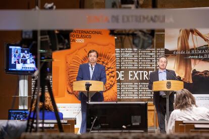 El presidente de la Junta de Extremadura, Guillermo Fernández Vara (izquierda), y el director del Festival de Teatro de Mérida, Jesús Cimarro, durante la presentación de la programación.