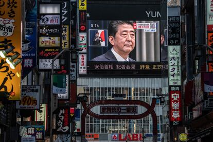 2020年8月28日に東京で辞任を発表する記者会見で、大型スクリーンに映る安倍晋三氏。 