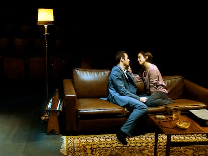 Una escena de sofá en 'El temps que estiguem junts', que hemos visto desde el sofá de casa.