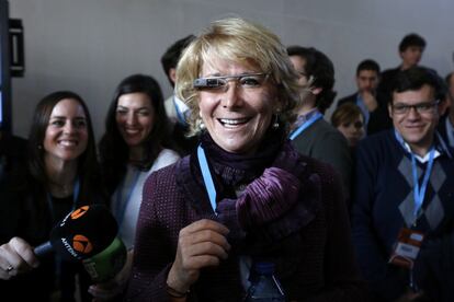 La expresidenta de Madrid, Esperanza Aguirre, se prueba las 'Google glass' durante la convención del PP. Un cónclave que ha aprovechado la popular para colar la división sobre ETA en el debate: “La banda no está derrotada”.