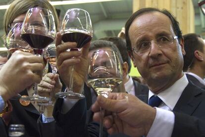 François Hollande brinda con vino francés.