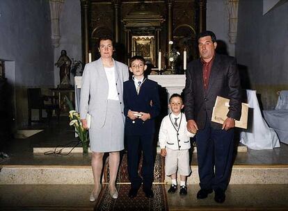 Foto del matrimonio Barrio, junto con sus hijos Rodrigo y Álvaro, en la comunión de éste último.