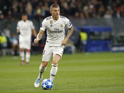 El centrocampista del Real Madrid, Toni Kroos, controla el balón en una acción del partido ante el CSKA.