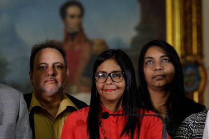 A presidenta da Assembleia Nacional Constituinte, Delcy Rodríguez, no sábado junto a membros da Comissão da Verdade.