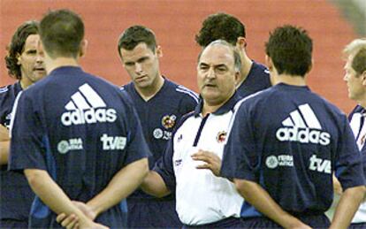 Iñaki Sáez habla con los jugadores en el último entrenamiento de la selección, ayer.