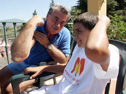 Manolo Santana y Roberto Chacón, en el club que tiene el ex campeón en Marbella.