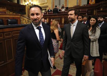 El líder de Vox, Santiago Abascal (izquierda), y su portavoz, Iván Espinosa de los Monteros (centro), a su llegada al hemiciclo.