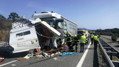 Estado en el que quedó la autocaravana tras chocar con un camión en la autovía A-381 (Cádiz), el 25 de septiembre.