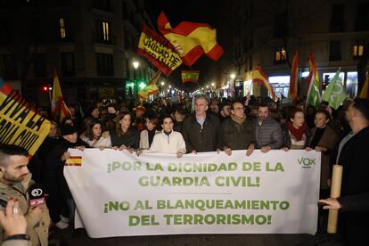 Javier Ortega Smith, en el centro, este jueves en la concentración de Vox frente al Teatro de la Abadía, en Madrid.