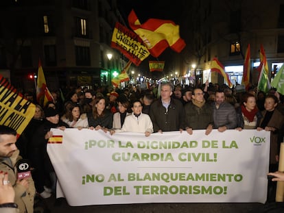 Javier Ortega Smith, en el centro, este jueves en la concentración de Vox frente al Teatro de la Abadía, en Madrid.