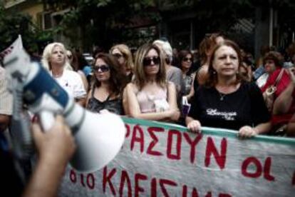 Numerosas personas participan en una manifestación frente al Ministerio de Sanidad de Atenas (Grecia). EFE/Archivo