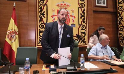 Andrés Martínez (centro), en su toma de posesión como alcalde de Arroyomolinos, el pasado 14 de agosto. 