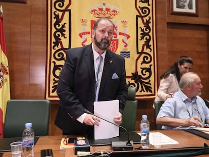 Andrés Martínez (centro), en su toma de posesión como alcalde de Arroyomolinos, el pasado 14 de agosto. 