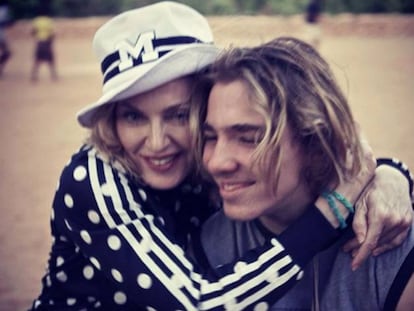 Madonna, um enésimo caso da mãe questionada por todos pelo seu relacionamento com o filho, o adolescente Rocco.