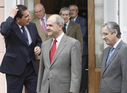 Manuel Chaves y los presidentes de las cajas el pasado día 7.
