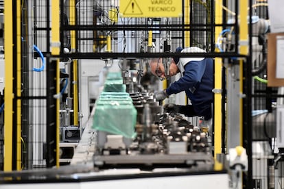 Trabajador de una planta de Stellantis en Mirafiori, Turin, Italia