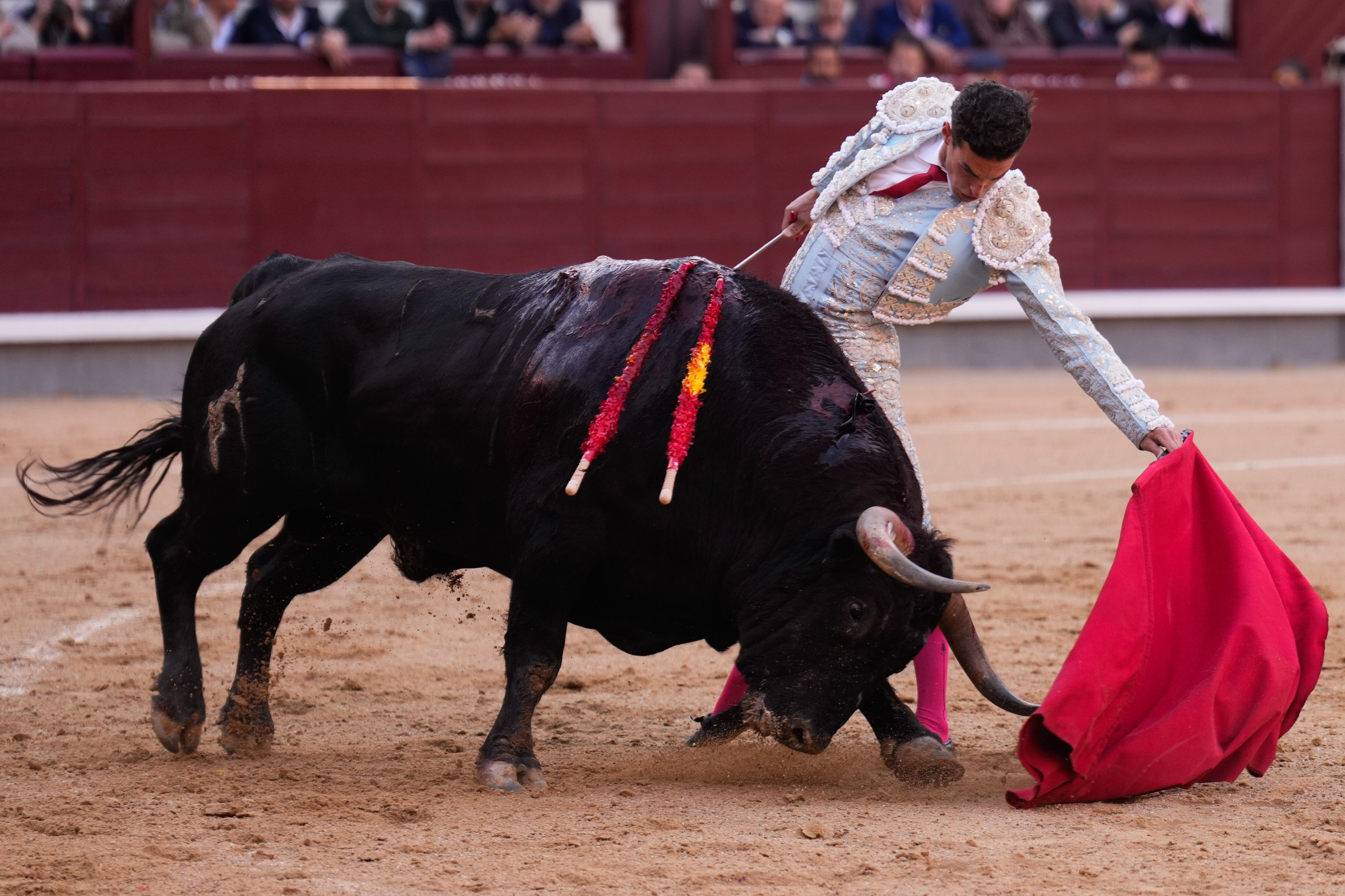 Fernando Adrián torea al natural al primero de su lote.