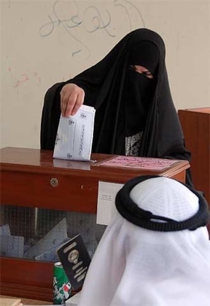 Una mujer kuwaití votaba ayer en la ciudad de Salwa.