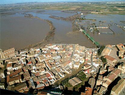 Vista aérea de la localidad zaragozana de Gallur, ayer, rodeada por las aguas del río Ebro, cuya gran crecida, provocada por las lluvias y el deshielo, ha obligado a desalojar algunos municipios ribereños.