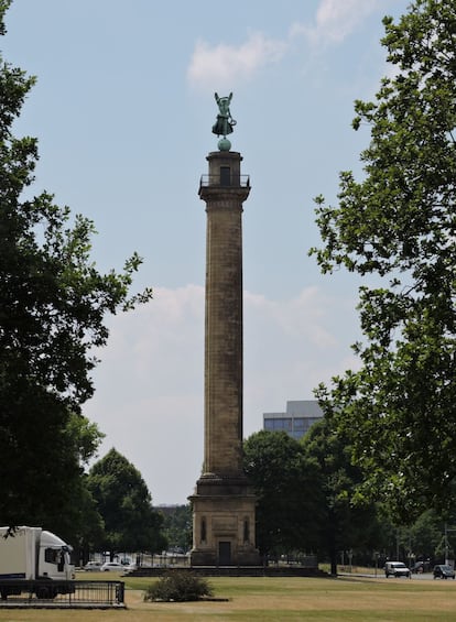 La Columna de la Victoria, en la Waterlooplatz, recuerda la contribución de soldados hanoverianos al triunfo sobre las tropas de Napoleón en la batalla de Waterloo. La diosa elegida para reinar en las alturas es también un guiño a Victoria I de Inglaterra, perteneciente a la Casa de Hannover.