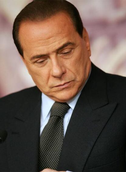 Silvio Berlusconi comparece ante la prensa en Roma en 2006.